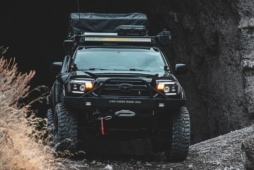 Detailed Dual Battery Setup on Black Double Cab 2nd Gen Tacoma with RTT