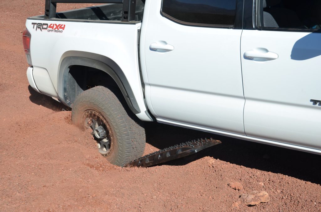 Off-Road Recovery Board Testing in Loose Sand & Rock