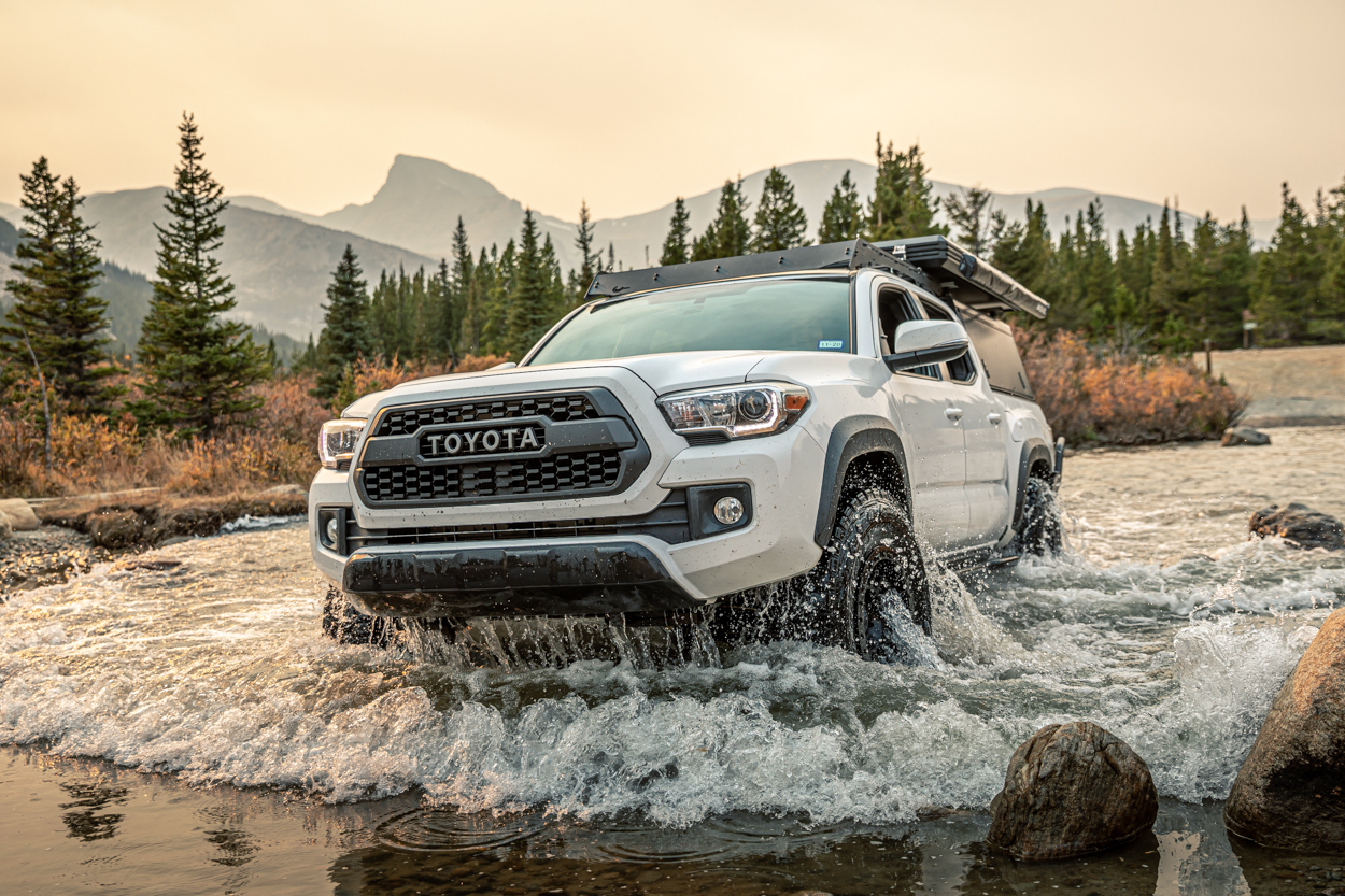 Lifted Super White 3rd Gen Tacoma with TRD Pro Grille & Prinsu Roof Rack