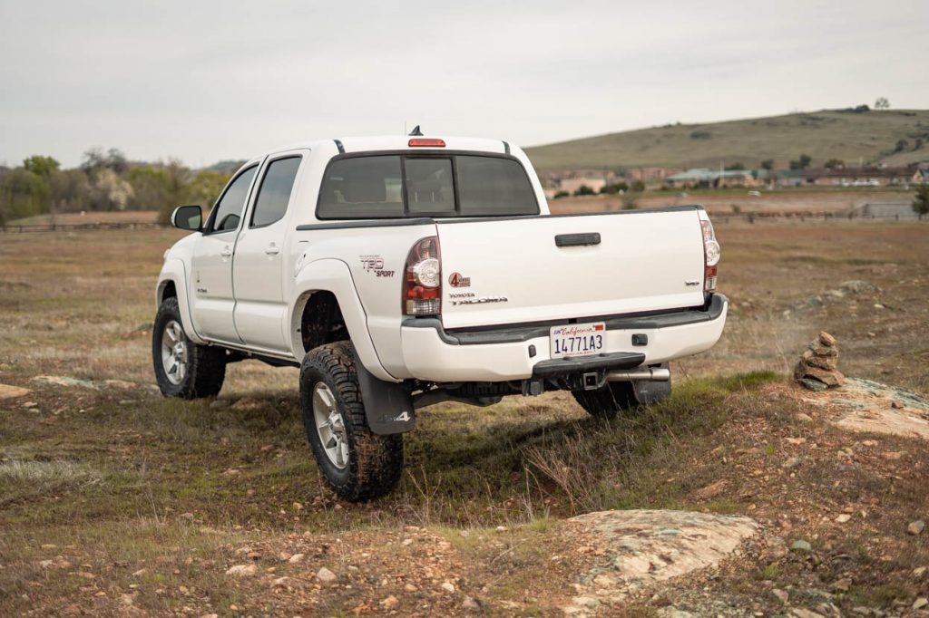 Lifted Super White 2nd Gen Tacoma with 285/70/17 Yokohama Geolandar X-AT