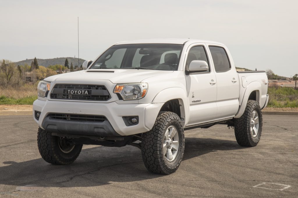 Lifted Super White 2nd Gen Tacoma with 33" Tires & G2 Wheel Spacers