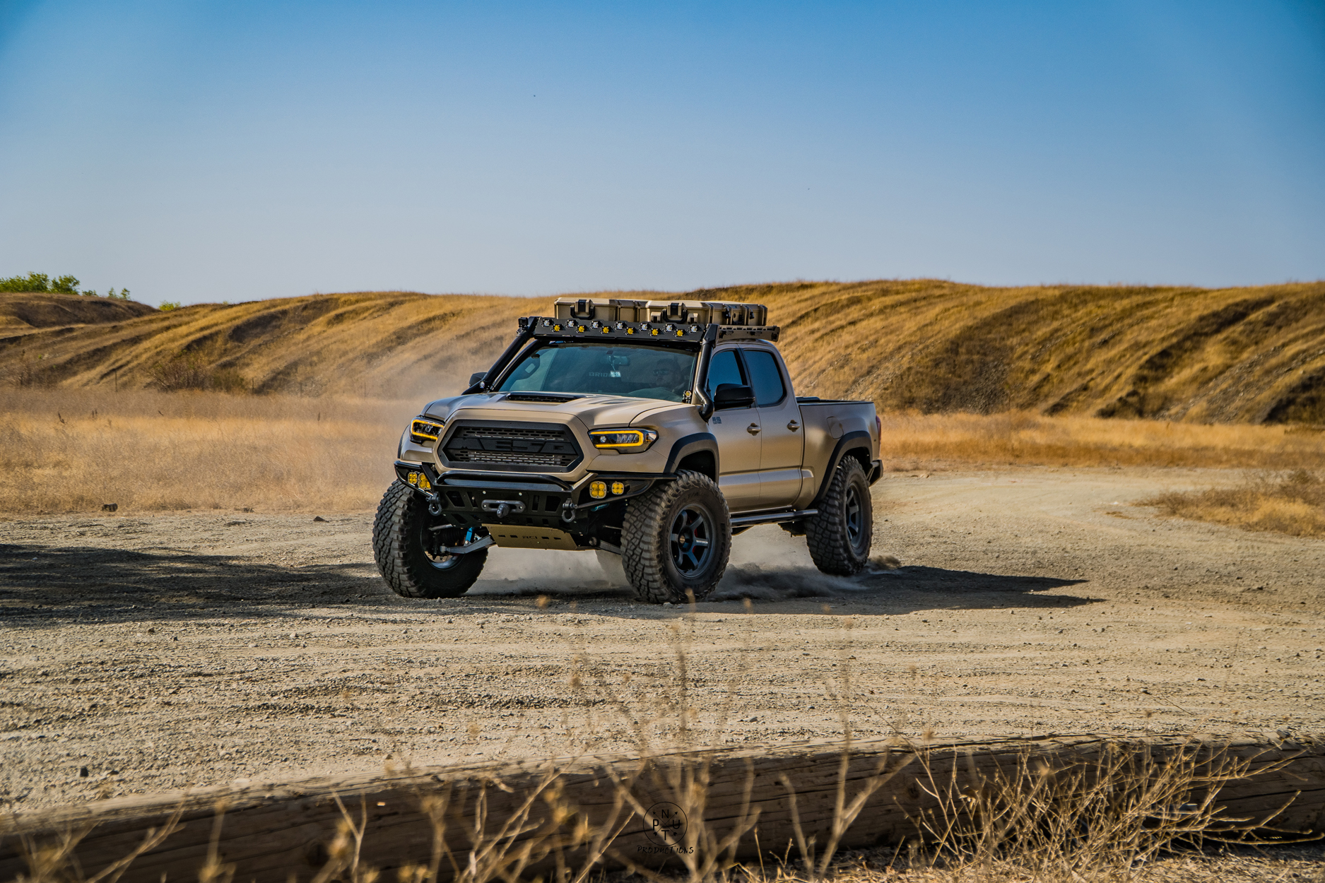 Total Chaos Full +3.5” Race Long travel kit on Quicksand Toyota Tacoma