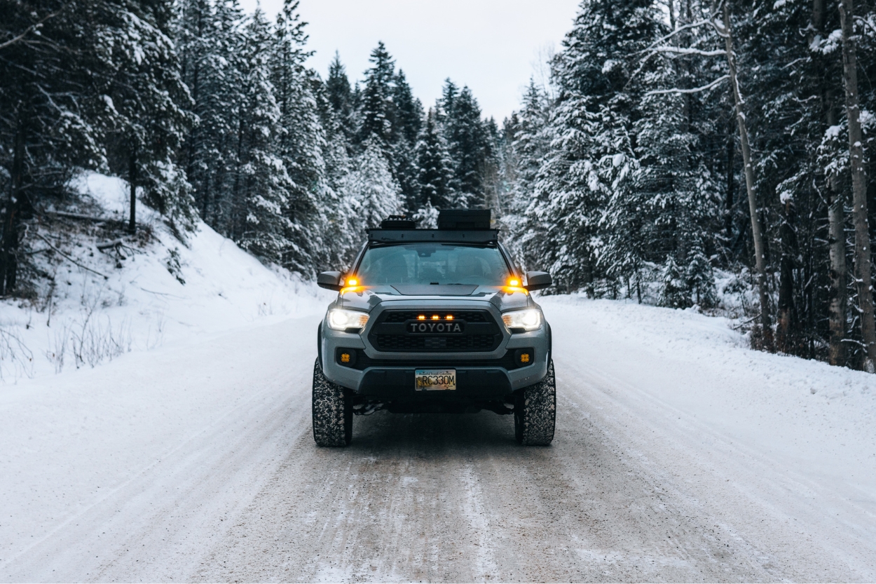 Tacoma with Maxtrax Recovery Boards on Prinsu Roof Rack