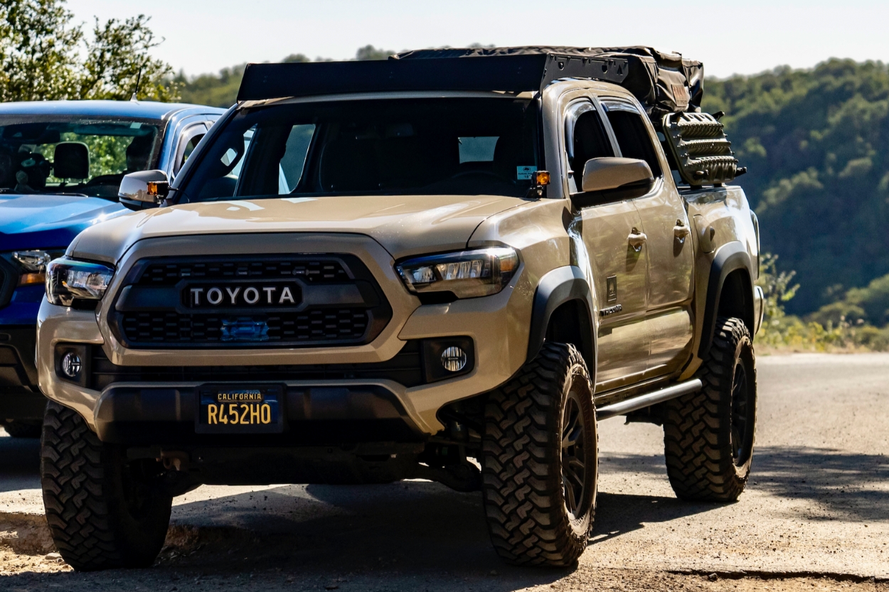 3rd Gen Tacoma with ROAM RTT & Bed Rack & Viper Cut