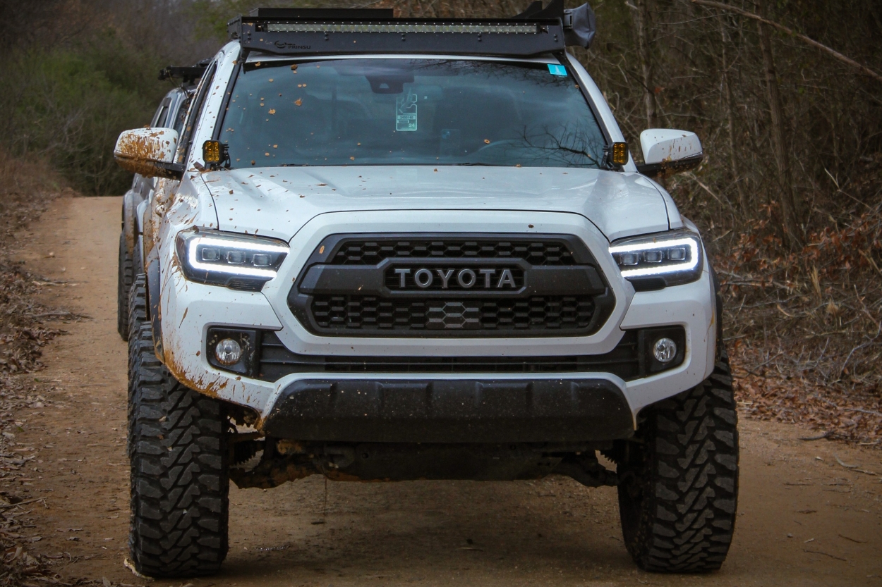 Lifted 3rd Gen Toyota Tacoma with Front Bumper High Clearance Viper Cut