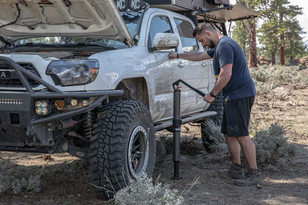 Lifting Long Travel Tacoma On 37s With ARB Hydraulic Jack