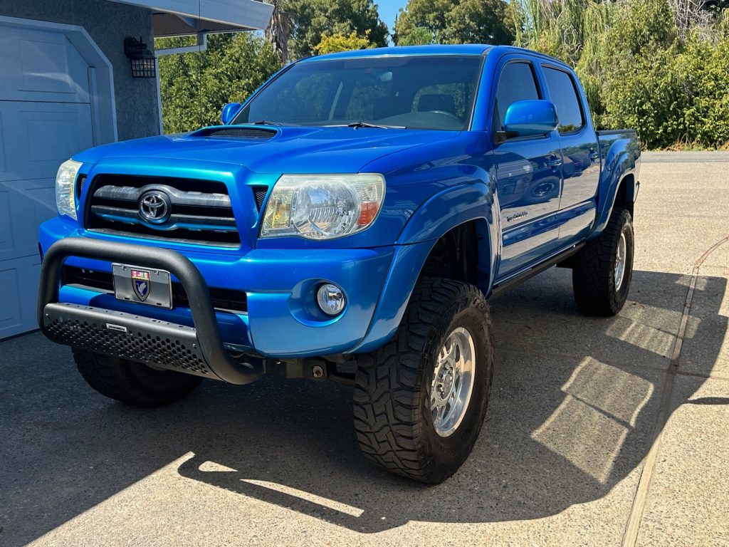 Lifted 2nd Gen Tacoma On 6" Drop Bracket Lift With 35s