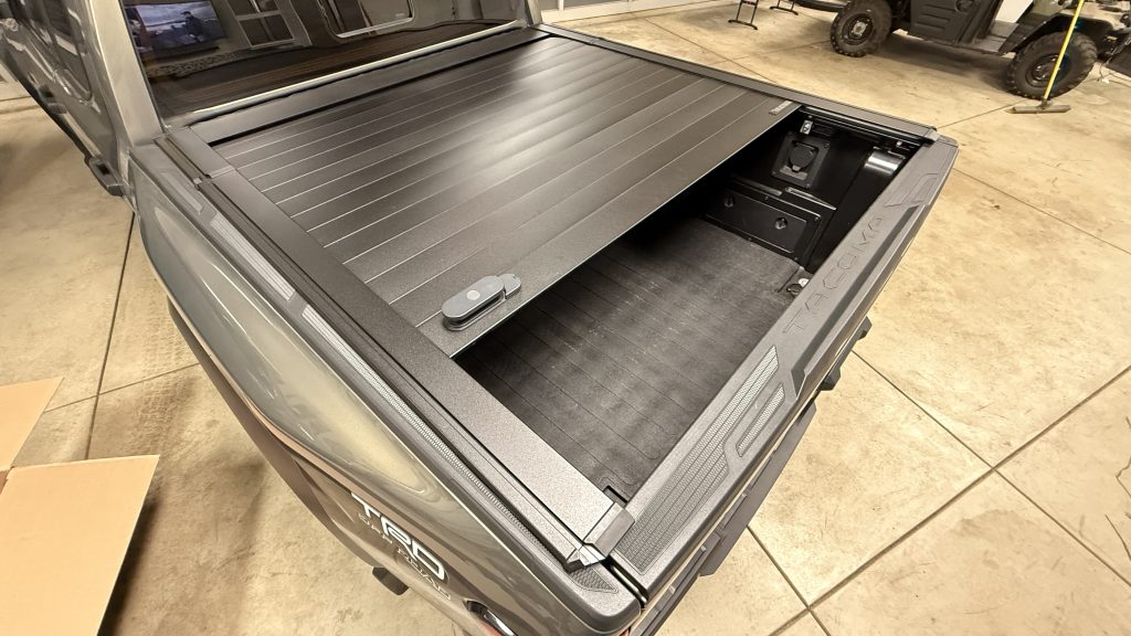 RealTruck RetraxPro EZ-OFF FRC-4000 Tonneau Cover