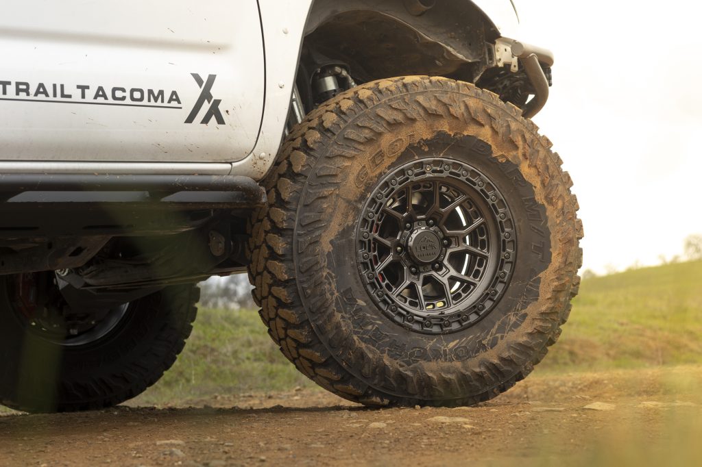 37" Tire On Lock Commando Wheel